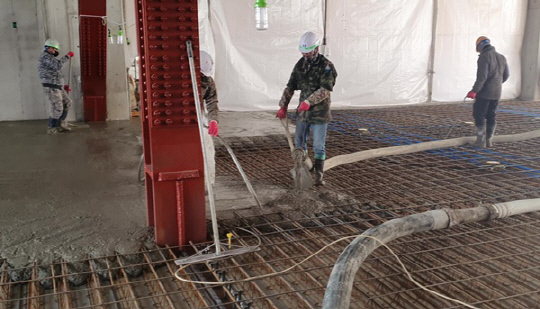 국내의 한 DL이앤씨 건설 현장에서 '내한 콘크리트'를 타설하고 있는 모습. <DL이앤씨 제공>